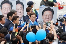 익산역 동부광장서 인사하는 이재명 후보