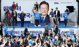 익산 동부광장서 인사하는 이재명 후보