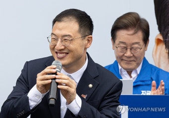 이재명 후보와 유세 무대에 선 무소속 김상욱 의원