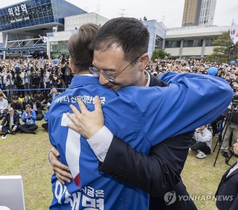 익산 유세 찾은 무소속 김상욱 의원과 포옹하는 이재명 후보