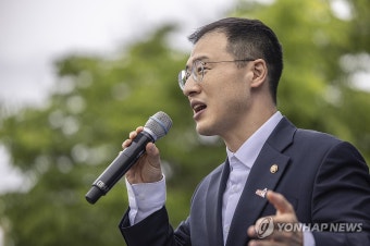 이재명 후보 익산 유세에서 발언하는 무소속 김상욱 의원