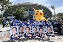 선거운동 첫주말…민주는 사직야구장, 국힘은 해운대서 유세전