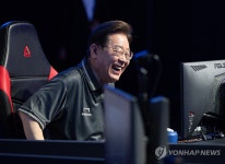 e-스포츠 체험하는 이재명 후보