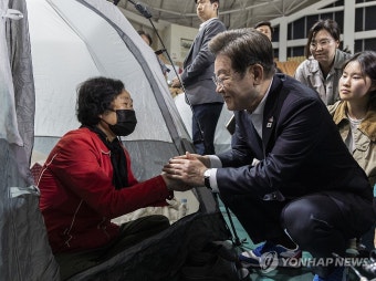 금호타이어 화재 이재민 위로하는 이재명 대선후보