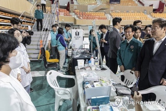 금호타이어 화재 이재민 대피소 근무 공무원 격려하는 이재명 후보