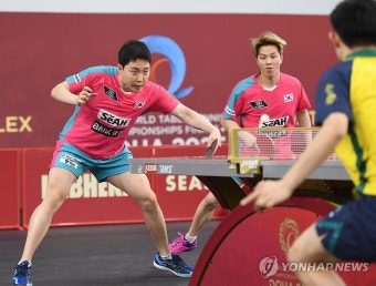 세계선수권 남자복식 64강 경기 펼치는 임종훈과 안재현