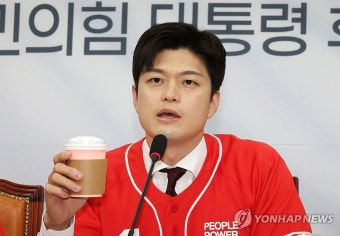 커피 들고 발언하는 김용태 비대위원장