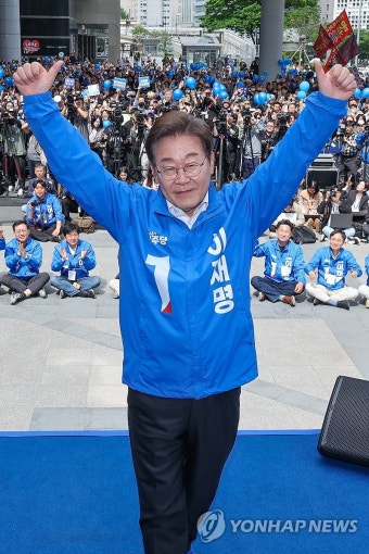 이재명 후보, 서울 집중유세 현장서 '엄지척'