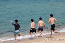 더울 땐 바다가 최고…강릉 경포해변