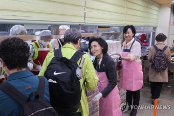 배식 봉사하는 설난영 여사