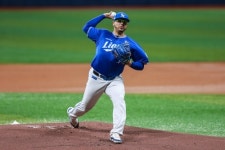 Lions beat Heroes behind ace's strong outing, timely hits