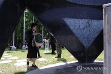 헌화하는 강정애 국가보훈부 장관