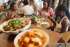 서울외국인학교고등학교 구내식당 | 한식 맛보는 외국인 학생들