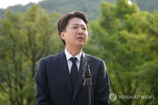 노무현 전 대통령 묘역 참배 후 발언하는 이준석 후보