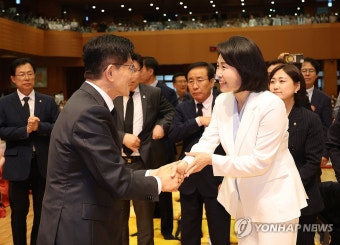 악수하는 김문수 후보-김혜경 여사