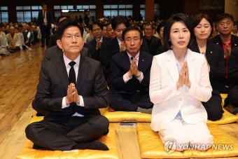 합장하는 김문수 후보-김혜경 여사