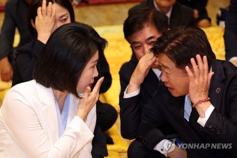 참석자들과 대화하는 김혜경 여사