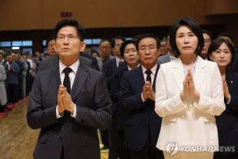 합장하는 김문수 후보-김혜경 여사