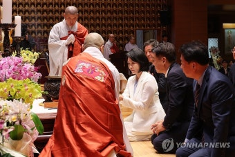 김문수, 상월원각대조사 참석하며 불교 정신 강조 - 뜻밖의 김문수-김혜경 여사 만남