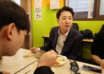 식사하며 대화하는 이준석 후보