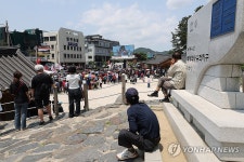 공주공산성 앞에서