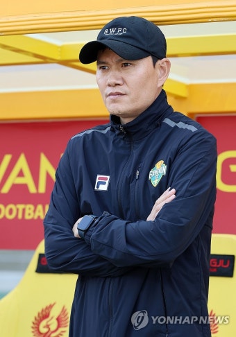 그라운드 바라보는 정경호 감독