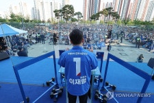 아산 시민들에게 지지 호소하는 이재명 후보