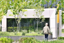 흡연자도 피하던 흡연부스 새단장… 오늘부터 시범운영