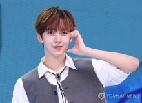 포즈 취하는 동현