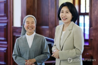 소록도 성당 수녀들과 이야기 나누는 김혜경 여사
