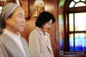 기도하는 김혜경 여사