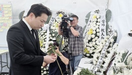 숨진 제주 중학교 교사에 헌화하는 강주호 교총 회장