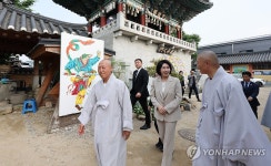청주 용화사 방문한 김혜경 여사