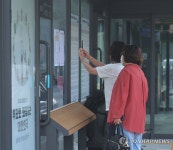 창원 시내버스 파업…정류장 임시 시간표 보는 시민들