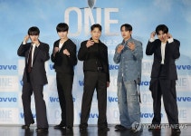 포즈 취하는 '원: 하이스쿨히어로즈' 출연진