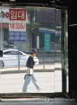 임대 안내문 내걸린 채 비어 있는 상가