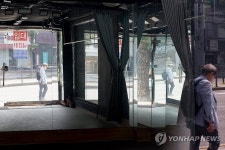 임대 안내문 내걸린 채 비어 있는 상가