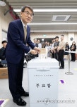 노태악 중앙선관위원장, 대선 사전투표소 모의체험