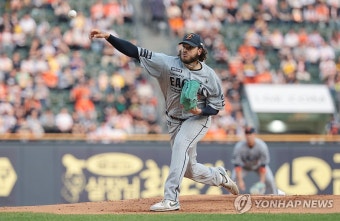역투하는 한화 선발 폰세
