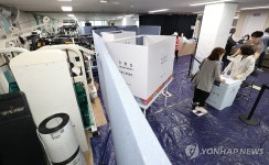 체력단련실 안 사전투표소
