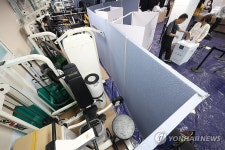 체력단련실 안 사전투표소