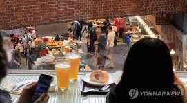 시장풍경 보며, 차와 디저트를...