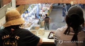 시장풍경 보며, 차와 디저트를...