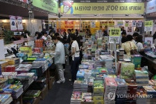 교육용 영어원서 살펴보는 방문객들