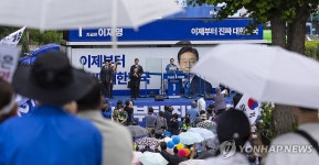 잠실야구장  앞 유세에서 지지호소하는 이재명 후보