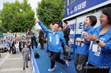 야구공 던지는 이재명 후보