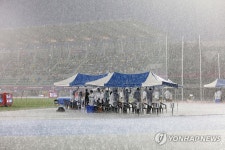 폭우 쏟아지는 구미시민운동장