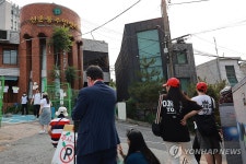 신촌동사전투표소 앞 부정선거 감시단