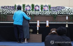 슬퍼하는 순직 해군 유족