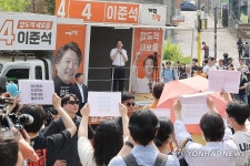 이준석 후보 앞 여성 신체 발언 규탄 목소리